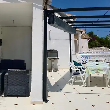 Vakantiehuis Adosado De 140m2 Con Terraza A 50 M De La Playa