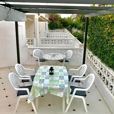 Adosado De 140m2 Con Terraza A 50 M De La Playa Дом отдыха Дения